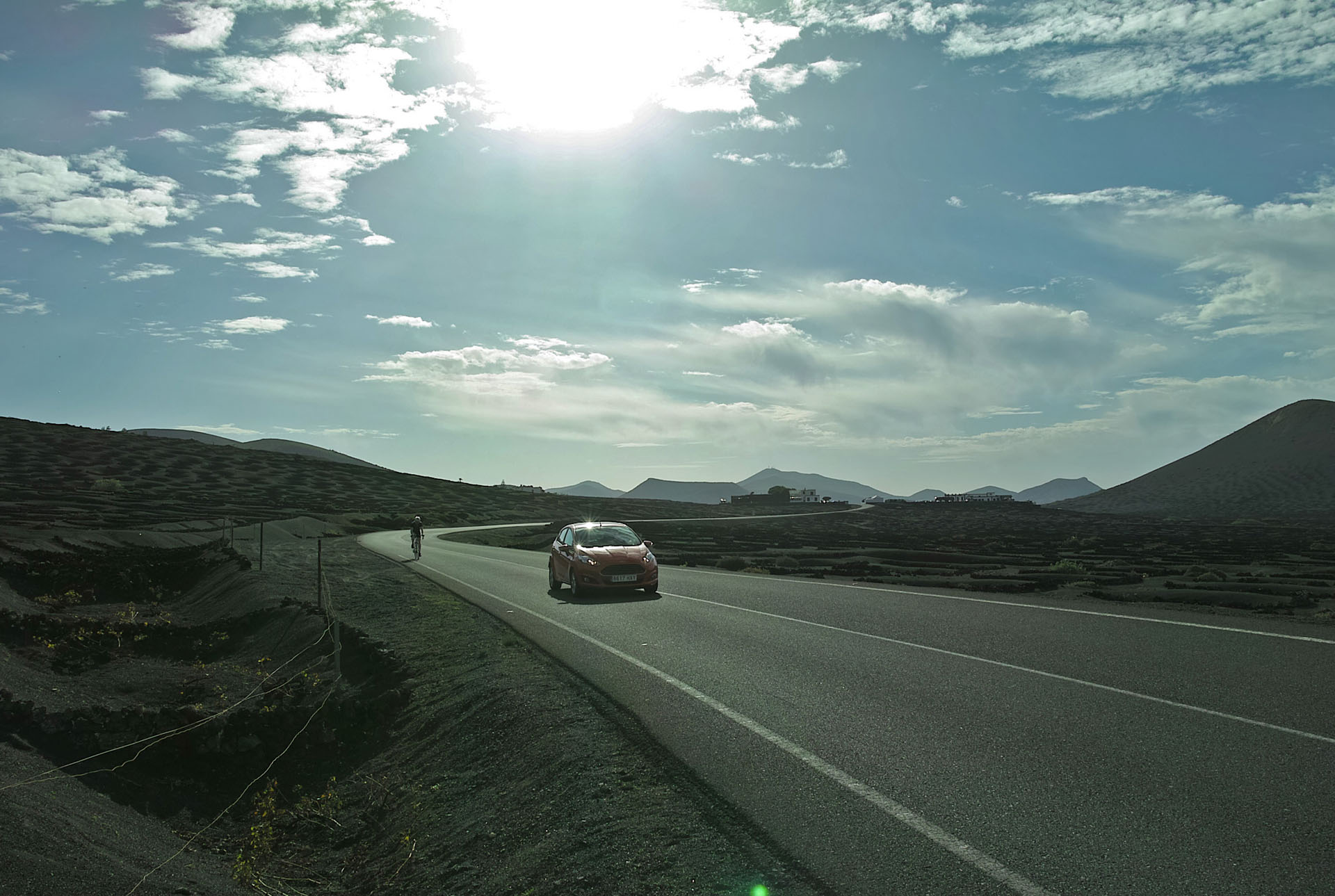 A car overtaking a cyclist on Lanzarote